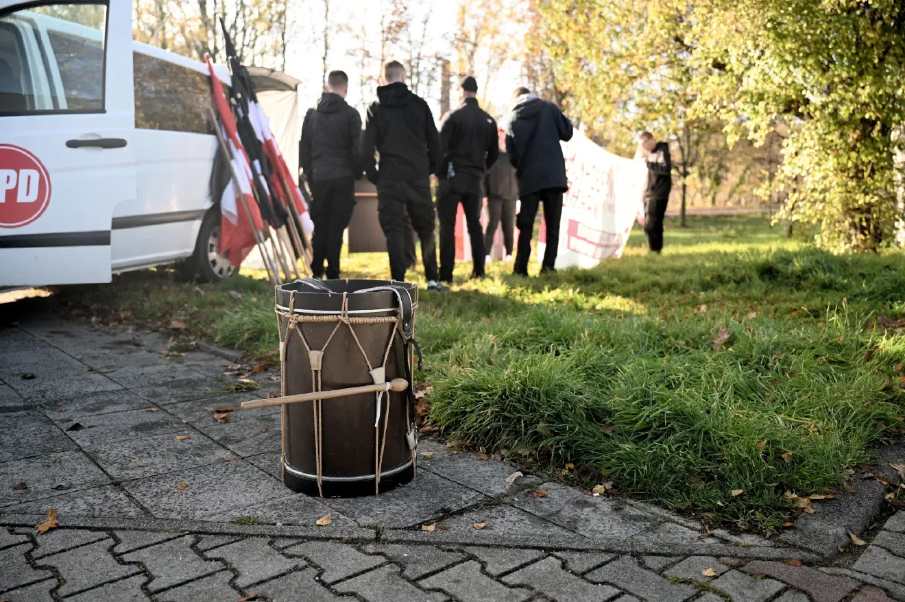 Die Nutzung einer mitgeführten Trommel wurde den Teilnehmenden der Demonstration ebenfalls untersagt.