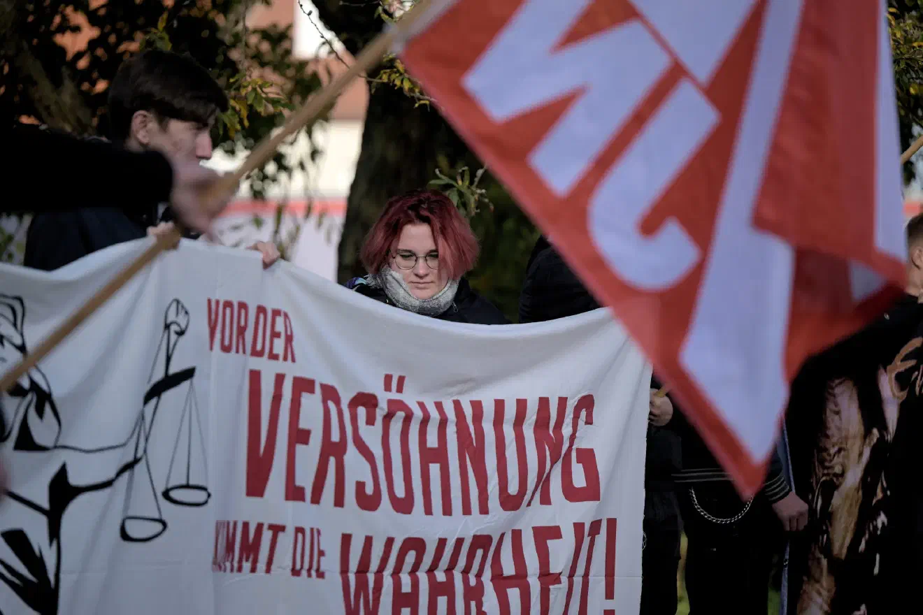 Die brandenburgische Neonaziaktivistin Lily Hartmann während der Demonstration in Spremberg. Hartmann wurde wenige Stunden später zur Geschäftsführerin der NPD in Brandenburg gewählt.