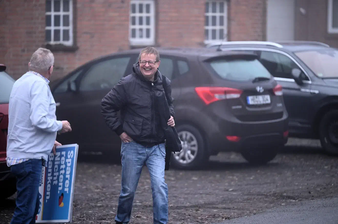 Wie es in der besagten Bewerbung der Veranstaltung lautete, diente die Veranstaltung ausschließlich dem Zweck, "Bewerber für die Bürgerschaftswahlen" zu wählen. Mögliche Kandidat*innen müssten dazu nicht zwangsläufig der AfD-Parteiorganisation angehören. Dies war wohl auch einer der Gründe, welche auch Wolfgang Wiencierz (Bildmitte) dazu bewegten, an der Veranstaltung teilzunehmen.