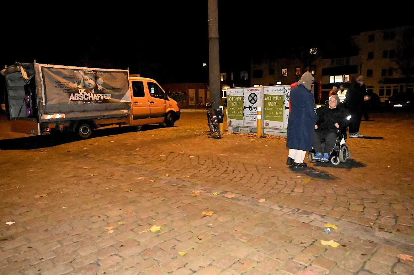 Das sogenannte "Anti-Impfmobil", das auch als Lautsprecherwagen fungiert, wurde in der Vergangenheit auch durch den AfD-Politiker und selbsternannten Vorsitzenden des AfD-Notvorstandes Heiner Löhmann auf Veranstaltungen gesteuert.