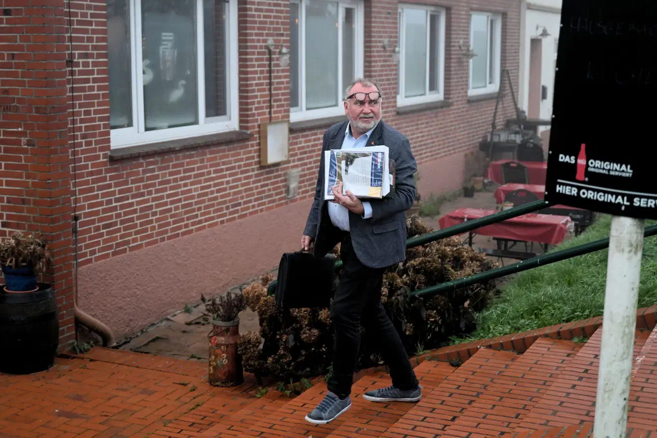 Der Vorsitzende des "AfD-Notvorstandes" Heiner Löhmann während der Anreise. Löhmann verfügt seit dem Jahr 2021 über einen Sitz in der Bremer Bürgerschaft. Im Juli 2021 zog er dort als Nachrücker für den verstorbenen AfD-Abgeordneten Mark Runge ein.
