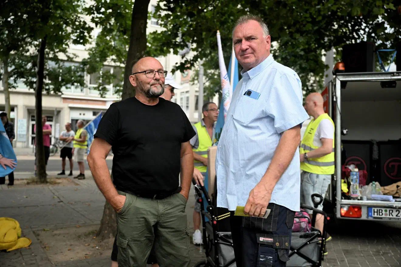 Löhmann (hier während einer Demonstration im August 2022 gemeinsam mit dem AfD-Abgeordneten Frank Magnitz) beteiligte sich früh an den sogenannten "Corona-Protesten" im Bundesland Bremen. Spätestens seit August 2022 intensivierte er seine diesbezüglichen Aktivitäten.