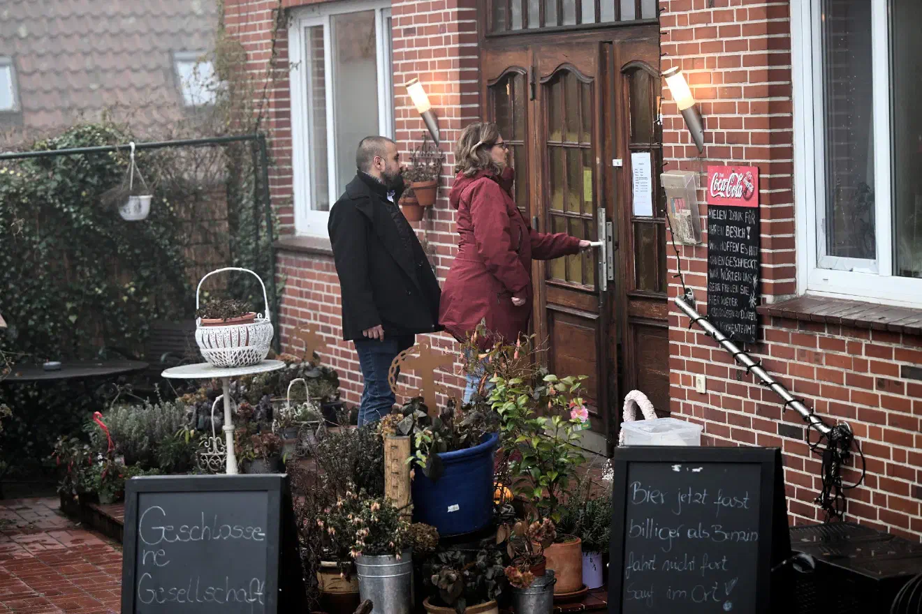 Den angereisten Mitgliedern des AfD-Landesvorstandes konnten sich allerdings kein eigenes Bild der Aufstellungsversammlung machen. Nachdem diese ihre AfD-Parteiausweise nicht mitführten und diese auf Verlangen nicht vorzeigen konnten, wurde ihnen der Zutritt mit dem Verweis auf die "Geschlossene Versammlung" verweigert.