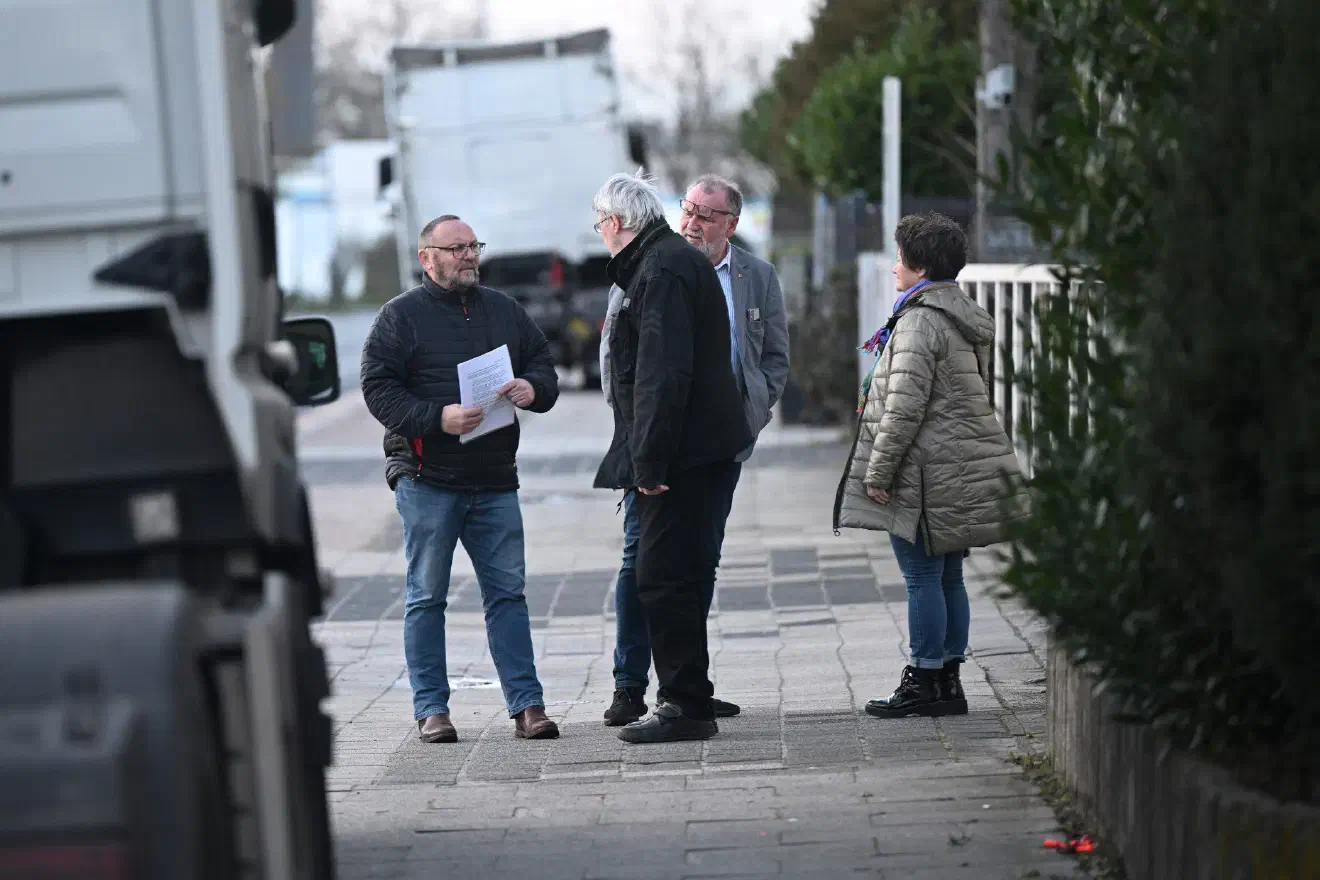 Ebenfalls vor Ort waren Vertreter des sogenannten "Notvorstandes der AfD im Landesverband Bremen" um dessen Vorsitzenden Heiner Löhmann (Bildmitte) und dessen stellvertretenden Schatzmeisters Frank Magnitz (links im Bild). Der "AfD-Notvorstand" war nach einer Entscheidung des AfD-Landesschiedgerichts vom 20. Oktober des vergangenen Jahres einberufen worden. Das Landesschiedgericht sah die Handlungsfähigkeit des bisherigen AfD-Vorstands um Sergej Minich nicht weiter gegeben. Seit Januar 2021 sei es nicht gelungen einen neuen Landesvorsitzenden zu wählen - dieser war nach parteiinternen Streitigkeiten am 26. Januar 2021 zurückgetreten und hatte die Partei anschließend verlassen.