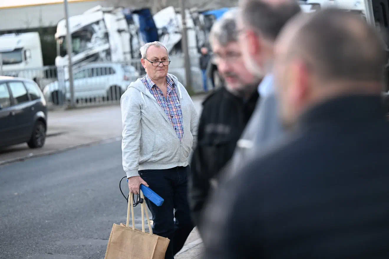Die Entscheidung des AfD-Bundesschiedgerichtes wiederrum wurde vom Landesvorstand um Sergej Minich nicht akzeptiert - der Parteitag wurde dennoch weitergeführt. Hier Jürgen Hauschild vom Landesvorstand bei der Anreise.