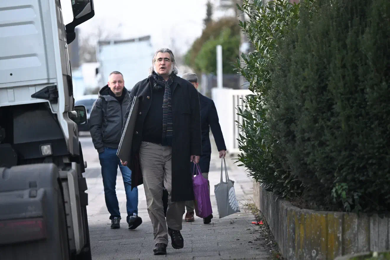 Rechtlichen Beistand holte sich der Vorstand um Sergej Minich unter anderem vom Rechtsanwalt und AfD-Bundestagsabgeordneten Fabian Jacobi (Bildmitte). Dieser sah keinen Anlass die Veranstaltung abzubrechen. Schließlich wurden die Einladungen durch den AfD-Bundesvorstand verschickt und seien damit durchaus legitim. Jacobi übernahm auch die Versammlungsleitung der Veranstaltung.