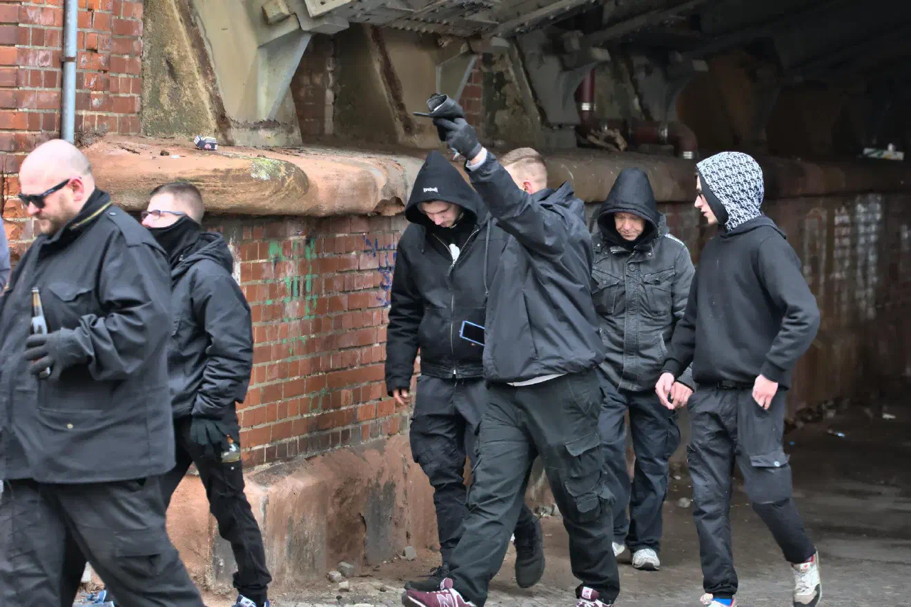 Der ursprüngliche Plan der Neonazis eine »Gedenkkundgebung« auf dem Friedhof durchzuführen scheiterte an der Friedhofsverwaltung - diese erklärten den Friedhof kurzerhand für geschlossen. So mussten die »Neue Stärke« ihre Kundgebung vor dem Eingangstor des Neustädter Friedhofs durchführen. Teilnehmende posierten anschließend mit Fahnen der Neonaziorganisation vor dem Eingangsbereich. Das es der Neuen Stärke Partei weniger um das »Gedenken« der Bombardierung Magdeburgs im 2. Weltkrieg ging sondern vielmehr allgemein um Propaganda zeigte sich auch am mitgeführten Transparent. So wurde hier auf einen Ortsbezug verzichtet.