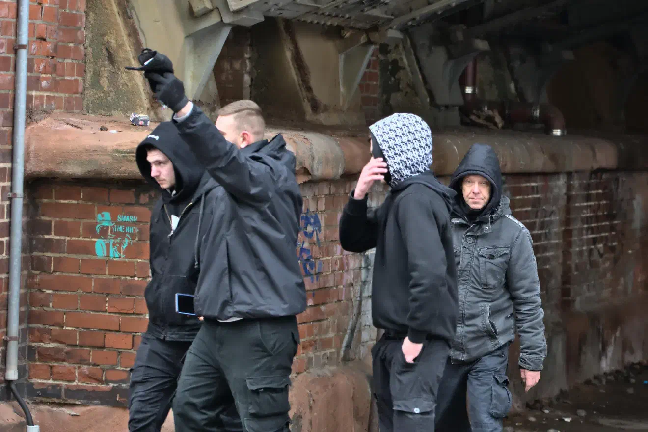 Mit etwa einstündiger Verspätung, gegen 16:00 Uhr begann dann die eigentliche Kundgebung. Die Veranstaltungsteilnehmenden führten dabei vereinzelt Fackeln mit. Die Polizei, welche die Kundgebung mit einem großen Aufgebot begleitete, erlaubte deren Verwendung. Eröffnet wurde die Kundgebung durch einen Redebeitrag des Neonazis Florian Reibe aus Erfurt der augenscheinlich mit aufkommenden Wind zu kämpfen hatte. Daneben gab es Musik aus der »Konserve« - über zwei aufgestellte Boxen wurden neonazistische Musikstücke dargeboten. Als zweite und letzte Rednerin trat dann die Neonazistin Sabrina Töpfer von der Gruppierunbg Neue Stärke Erfurt ans Mikrophon.