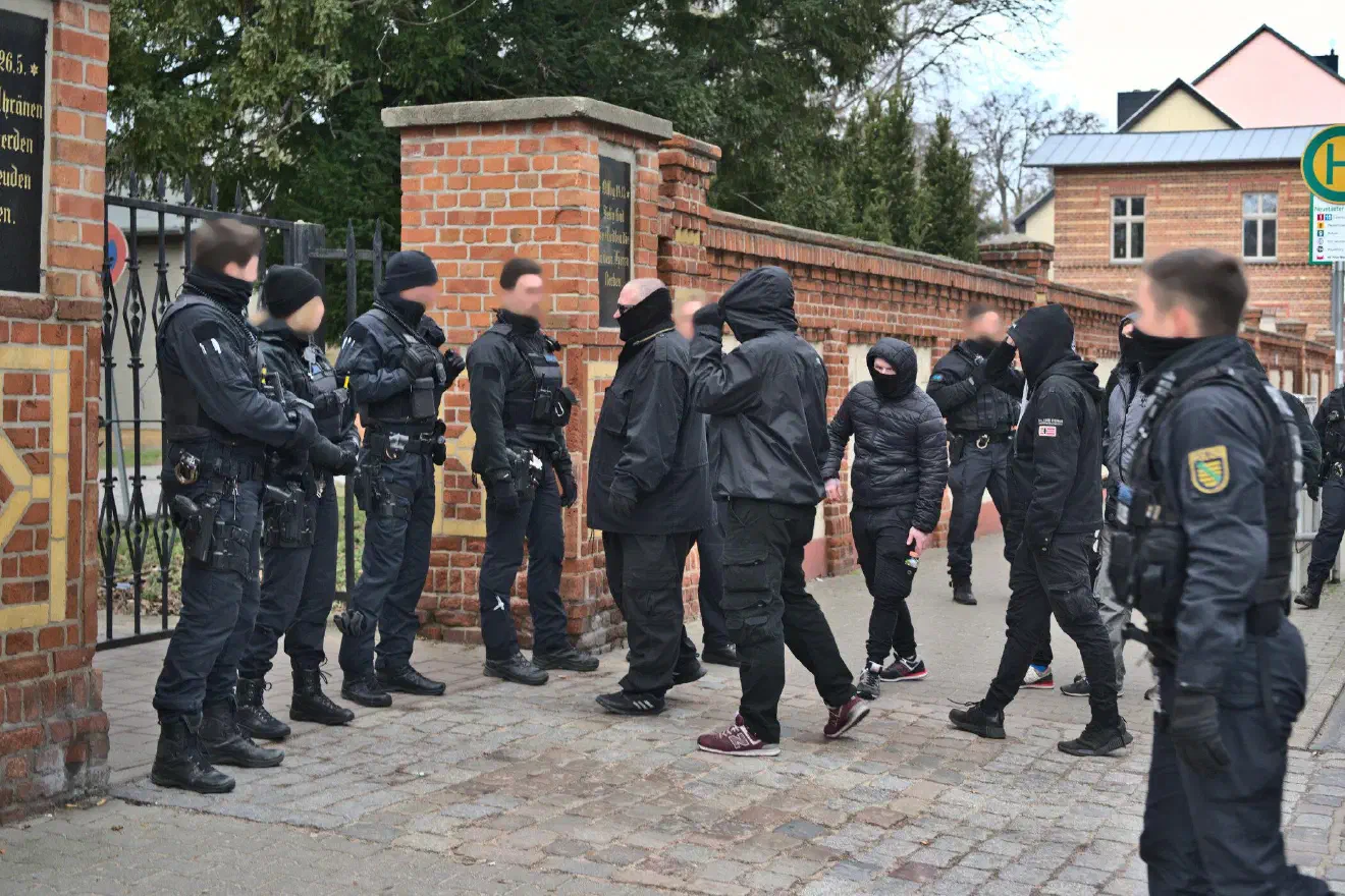 Der Friedhof war verschlossen. Die Gruppe sammelte sich daraufhin vor den Eingangstoren.