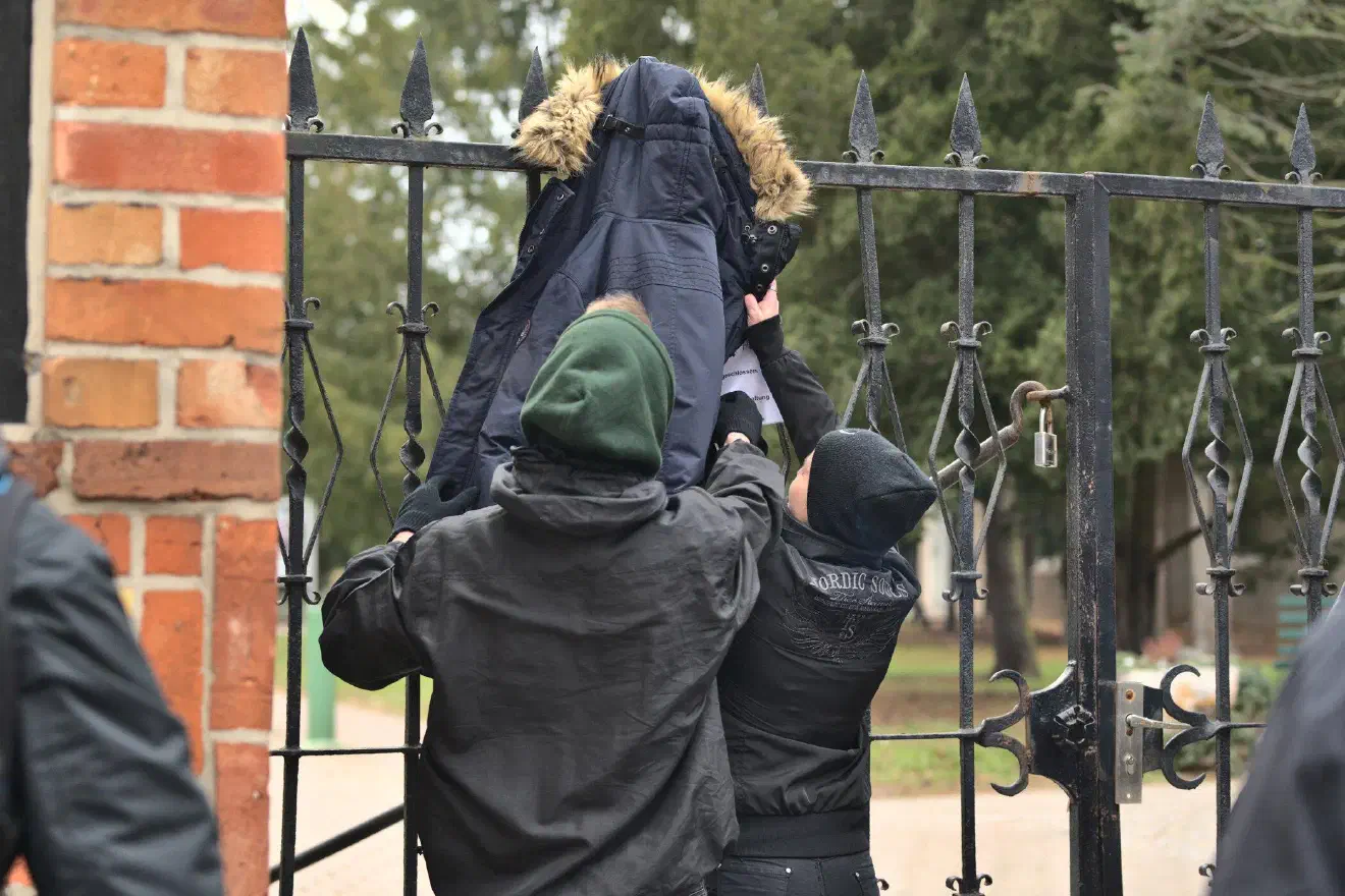 Dass der Friedhof verschlossen war, war den Veranstaltungsteilnehmer:innen sichtlich unangenehm und peinlich.