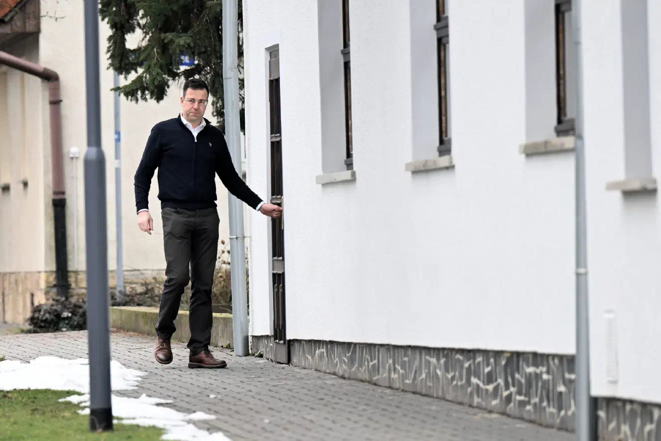 Seit April 2014 leitet der "neurechte" Publizist Erik Lehnert (Bildmitte) das Institut. Zusammen mit Götz Kubitschek bildet er außerdem den Vorstand des Trägervereins. Im August 2021 wurde bekannt, dass er als Referent bei der AfD-Fraktion im Landtag Brandenburg arbeitet. Während der "Winterakademie" nutze Lehnert NS-Vokabular und bezeichnete ihm missliebige Personen als "Parasiten".