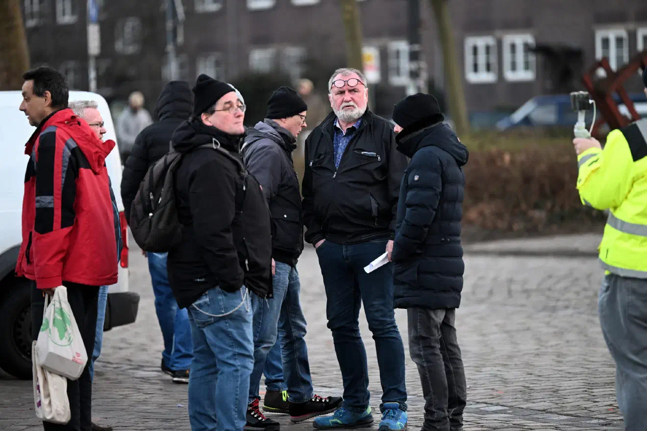 Als Veranstaltungsleiter der nun stattgefundenden Demonstration trat Heiner Löhmann (Bildmitte), seines Zeichens Vorsitzender des "Notvorstandes der AfD im Landesverband Bremen" und Abgeordneter der AfD in der Bremer Bürgerschaft in Erscheinung. Löhmann unterstützt die Organisator:innen seit langem. Bereits im Vorjahr stellte er Teile der Infrastruktur zur Verfügung. Inzwischen handelt es sich bei den Demonstrationen um AfD-Veranstaltungen.