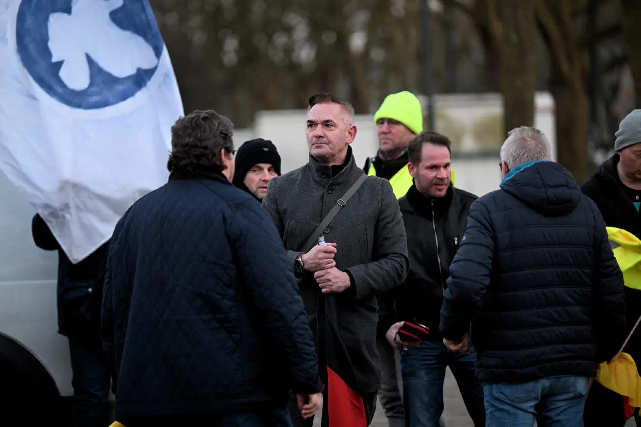 Ebenfalls vor Ort war der niedersächsische AfD-Politiker Andreas Iloff. Die Teilnahme war kein Zufall. Iloff, der in der Vergangenheit durch seine Kontakte zu neonazistischen Organisationen auffiel, gehört zum Organisationskreis wöchentlich stattfindener Demonstrationen im niedersächsischen Twistringen. Auch in Twistringen kommt es immer wieder zum Schulterschluß zwischen der AfD und Reichsbürger:innen. Auch Personen aus Bremen nehmen regelmäßig an den Veranstaltungen in Twistringen teil.