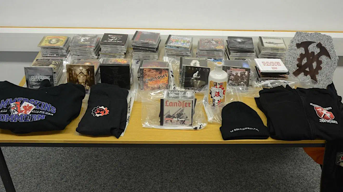 Der Gerichtsprozess stand im Zusammenhang mit Hausdurchsuchungen im Oktober 2020 gegen drei Personen aus dem Bereich der neonazistischen Musik-Szene. Diese hatten in der Öffentlichkeit verfassungswidrige Kennzeichen genutzt sowie strafrechtlich relevante Musik und Bekleidung verbreitet. Alle drei besaßen Verbindungen zur neonazistischen Organisation der "Hammerskins" und einem "Onepercenter-Motorradclub". Bei den Durchsuchungen wurden umfangreiche Beweismittel sichergestellt. Durch Überwachung der Telekommunikation (TKÜ-Maßnahmen) konnte die Polizei schließlich einen Händler neonazistischer Kleidungsstücke und Musik identifizieren. Dabei handelte es sich Dirk Kliewe-Kregelin, der sich nun bei dem Gerichtsprozess in Cuxhaven verantworten musste.