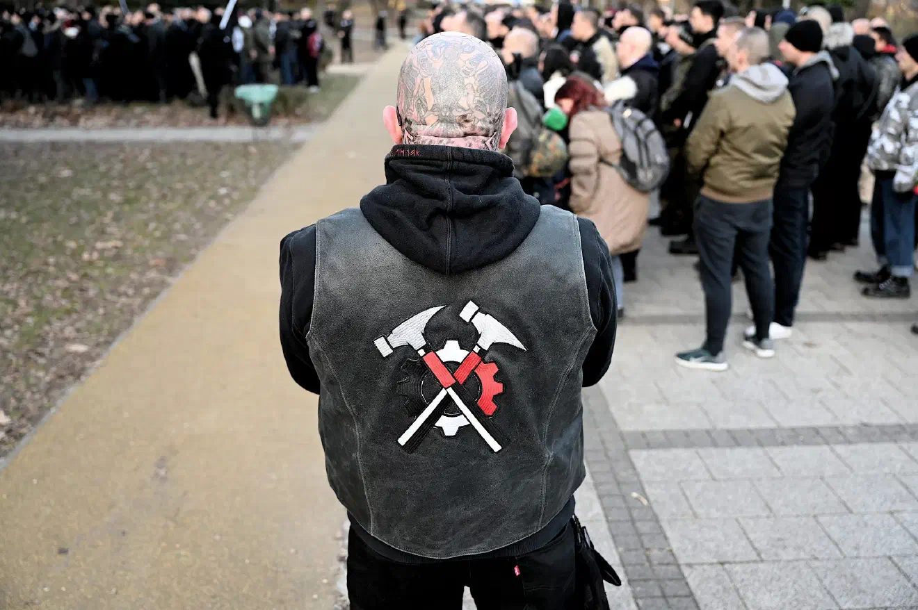 Bei den "Hammerskins" handelt es sich um eine transnationale Neonaziorganisation. Die Gruppierung unterhält weltweit dutzende Unterguppen, sogenannte "Chapter", die nach dem Vorbild von Rockergruppen organisiert sind. Das Logo der Hammerskins zeigt zwei gekreuzte Hämmer, oft dargestellt vor einem Zahnrad. Das Neonazi-Netzwerk, das sich selbst als "Hammerskin Nation" (HSN) bezeichnet, sieht sich als militante Elite der weltweit organisierten Neonaziszene.