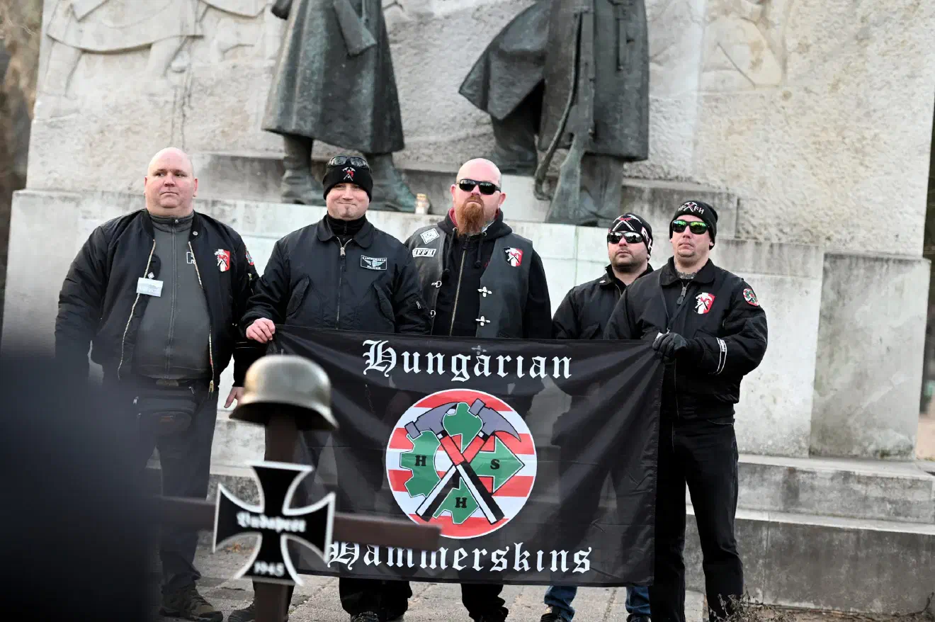Deren Mitglieder kommen regelhaft zu, zumeist klandestin organisierten, Veranstaltungen zusammen. Einen Großteil davon bilden dabei von der "Hammerskin Nation" organisierte Konzertveranstaltungen. Aber auch Organisationstreffen, wie die alle drei Monate stattfindenen "National Officers Meetings" oder sonstige Treffen gehören zu den regelhaften Zusammenkünften. Einzelne "Chapter", wie hier die "Hammerskins Ungarn", veranstalten darüber hinaus Kundgebungen, beispielsweise im Februar 2020 in Budapest, bei denen Hammerskins aus ganz Europa zusammenkommen.