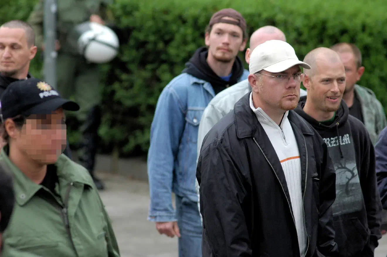 Und auch in seiner ehemaligen Wirkungsstätte in Mecklenburg-Vorpommern entfaltete Kliewe-Kregelin in der Vergangenheit entsprechend öffentlichkeitswirksame Aktivitäten. So begleitete er im Mai 2006 eine Delegation der "Hammerskins Schweiz" auf einer NPD-Demonstration in Neubrandenburg. Seine Nähe zur NPD scheint dabei nicht zufällig. Bei einer Hausdurchsuchung in seinem Wohnhaus wurde bei Kliewe-Kregelin eine Fahne der "Jungen Nationalisten" (JN) sichergestellt, die eine frühere Mitgliedschaft in der NPD-Jugendorganisation nahelegt.