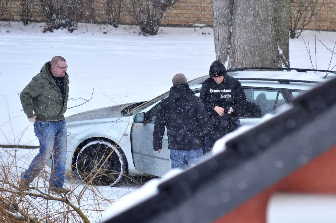 Kliewe-Kregelin, hier (links) bei dem Organisationstreffen "National Officers Meeting" der "Hammerskin Nation" 2013 im niedersächsischen Werlaburgdorf, nahm in der Vergangenheit auch an grenzübergreifenden Treffen der Neonazigruppierung statt. Bilder, die während des Gerichtsprozesses gezeigt wurden, zeigen ihn auf einer Zusammenkunft der "Hammerskins Schweden" - umgeben von Neonazis, die den Arm zum Hitlergruß erhoben hatten. Auf einem Bild zeigte Kliewe-Kregelin einen internen Gruß der Hammerskins, zwei gekreuzte Arme - in Anlehnung an die grekreuzten Hämmer im Logo der "Hammerskin Nation".