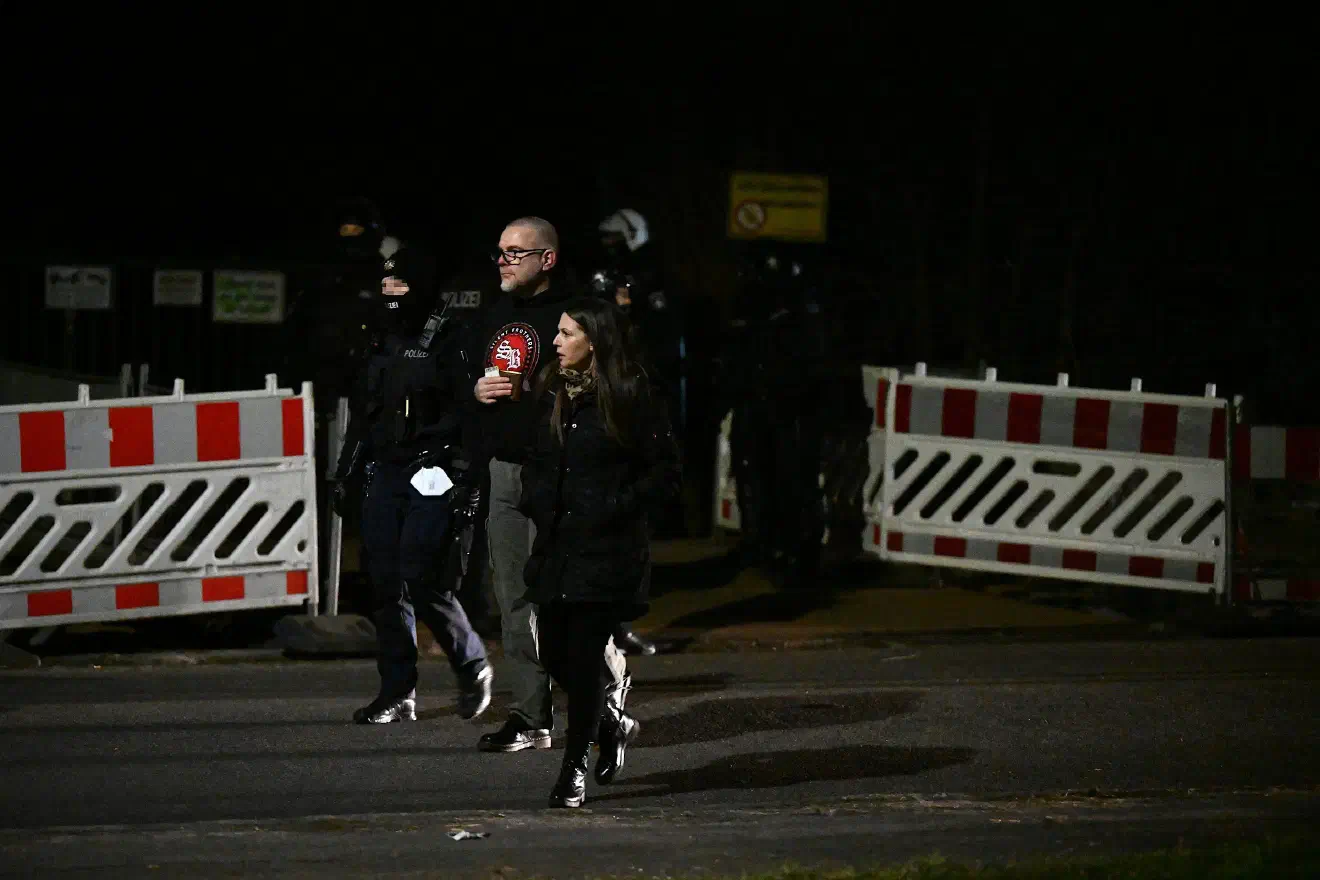 Dass sich Dirk Kliewe-Kregelin, der den Spitznamen "Piefke" trägt, weiter aktiv in den Strukturen der Neonaziszene bewegt, zeigt auch ein Vorfall wenige Tage vor dem Gerichtsprozess. Am 04. März 2023 gehörte Kliewe-Kregelin zu den Teilnehmenden eines klandestin organisierten Neonazikonzerts in Neumünster (Schleswig-Holstein). Das Konzert wurde von der Polizei aufgelöst. Neonazis attackierten daraufhin Polizeikräfte mit Wurfgeschossen und versuchten sich in den Räumlichkeiten der geplanten Konzertveranstaltung zu verbarrikadieren. Auch Kliewe-Kregelin (Bildmitte) gehörte zu den Teilnehmenden der Veranstaltung.