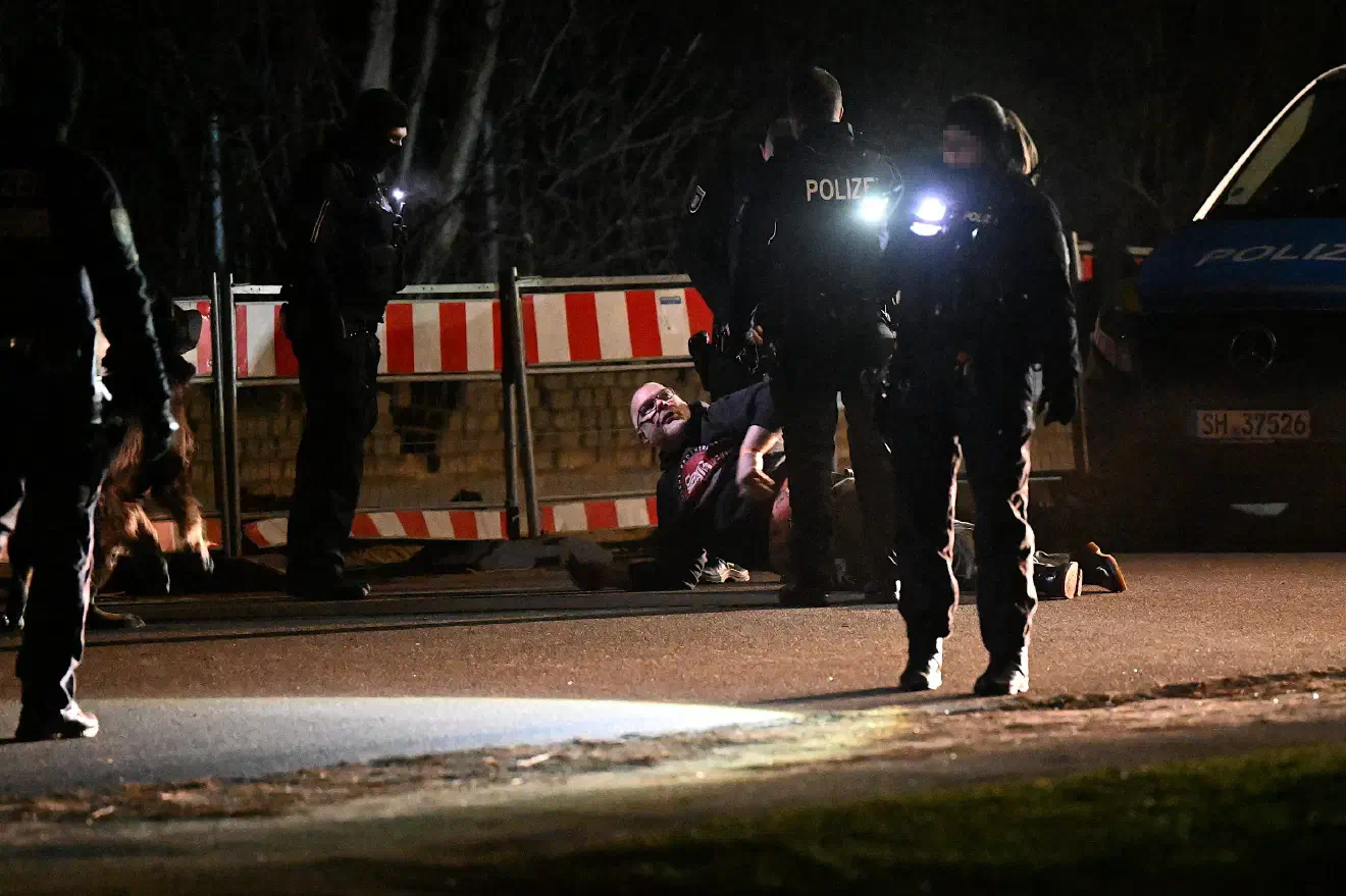Nachdem Kliewe-Kregelin aus den Räumlichkeiten in einer Gartensiedlung in Neumünster geleitet wurde, erlitt der langjährige Neonazi einen Schwächeanfall vor der Polizeiabsperrung. Das T-Shirt, das Kliewe-Kregelin an diesem Abend trug, bezieht sich auf die Gruppe "Brüder Schweigen", auch bekannt als "The Order". Dabei handelte es sich um eine rechtsterroristische Neonazigruppierung, die in den 80er Jahren in den USA aktiv war. Die Gruppierung verübte Bombenanschläge und ermordete 1984 aus antisemitischen Motiven den Radiomoderator Alan Berg. Der 2010 in Haft verstorbene Rechtsterrorist David Lane, der in der Neonaziszene als Vorbild verehrt wird - und auf den das neonazistische Chiffree "14 Words" zurückgehen soll - war Mitglied von "The Order".