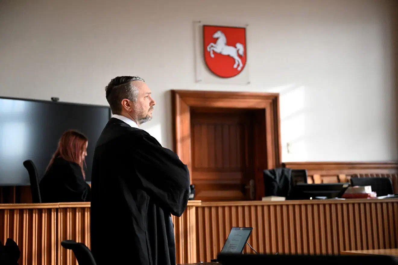 Verteidigt wurde Dirk "Piefke" Kliewe-Kregelin von keinem Unbekannten. Dabei handelte es sich um den den Strafverteidiger Heiko Urbanzyk aus Coesfeld. Ahnlich wie Kliewe-Kregelin besitzt Urbanzyk gewisse Berührungspunkte zur neonazistischen Musikszene. So war Urbanzyk Herausgeber einer Zeitschrift aus dem Umfeld des "National Socialist Black Metal" (NSBM). Angeschlossen an das Magazin war zeitweise ein Versand, der Tonträger von NSBM-Bands wie "Holocaustus" oder "Der Stürmer" vertrieb.