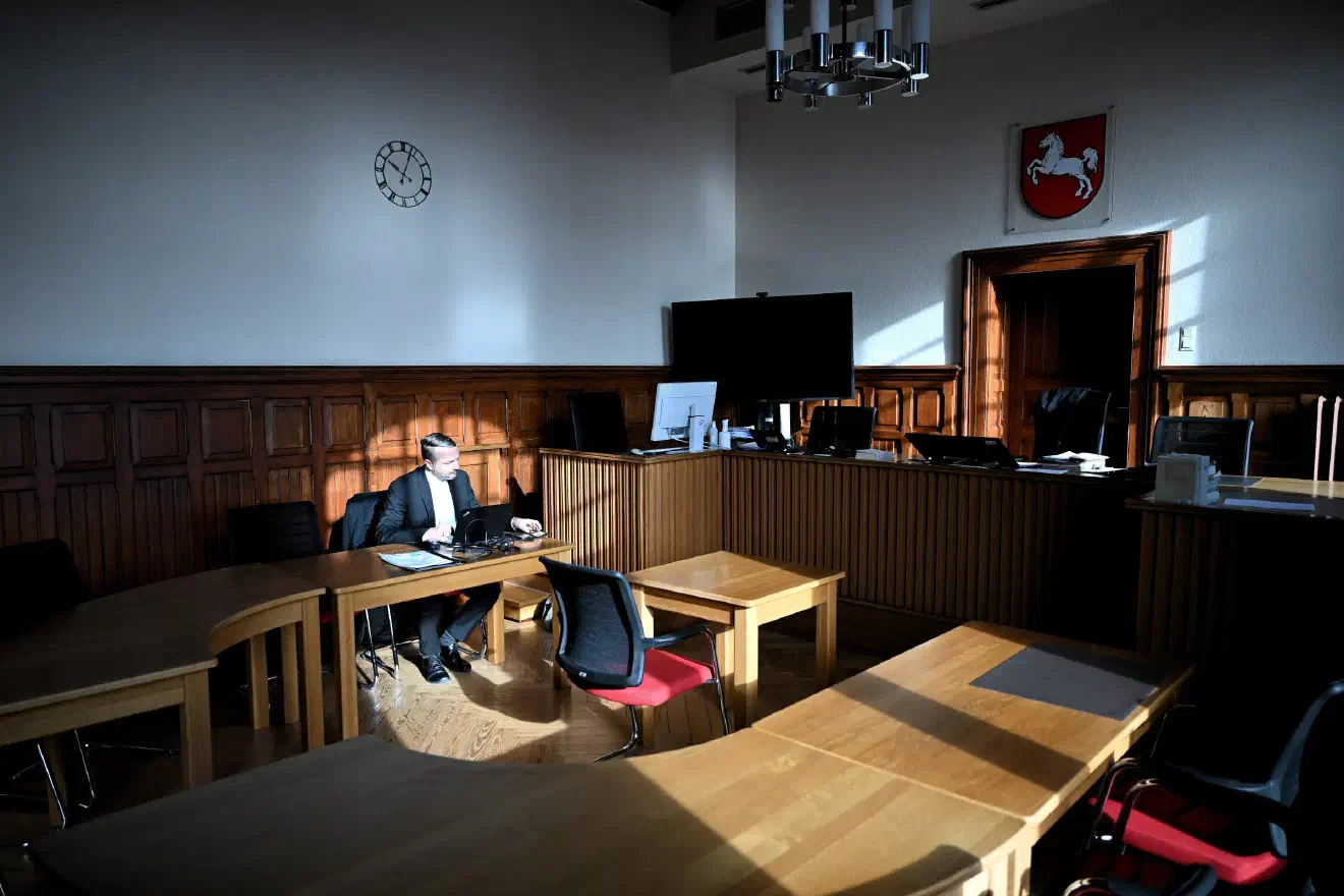 Das die Wahl auf den Verteidiger Urbanzyk fiel, der in der Vergangenheit auch Aktivitäten in der extrem rechten „Burschenschaft Normannia Nibelungen“ aus Bielefeld entfaltete, ist vermutlich kein Zufall. Urbanzyk, der im Verfahren gegen Kliwewe-Kregelin auf Freispruch plädierte, war bis 2015 stellvertretender Vorsitzender des "Freundeskreis Unabhängige Nachrichten" welcher die neonazistische Zeitschrift "Unabhängige Nachrichten" herausgibt. In den Ermittlungen gegen die rechtsterroristische Gruppierung "Nationalsozialistischer Untergrund" (NSU) stand der Verdacht im Raum, dass die "Unabhängigen Nachrichten" mutmaßlich in Banküberfällen erbeutetes Geld von dem NSU erhalten hatte. Der Name der Zeitschrift war auf einer im Versteck des NSU in Zwickau aufgefundenen Liste aufgetaucht. Der Verdacht konnte durch die Ermittlungsbehörden jedoch nicht erhärtet werden.