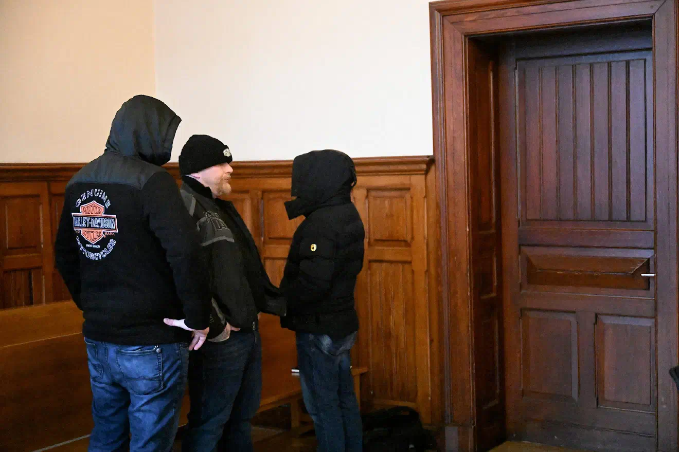 Mit Ausnahme der an den Hausdurchsuchungen beteiligten Polizeibeamten, verweigerten alle geladenen Zeugen die Aussage. Zwei von ihnen, Marc Andre B. und Rudolf D., wurden in der Vergangenheit den Strukturen der "Hammerskins" oder deren direktem Umfeld zugerechnet. Weitere Zeugen, darunter Henrik Von B. und Oliver S., werden vor allem einem "Onepercenter-Motorradclub" zugerechnet. Das Gerichtsverfahren offenbarte auch Brüche innerhalb der Neonazi-Chatgruppe - so wurde dort bekannt, dass es aufgrund von Kinderpornographie zu Streitigkeiten gekommen war.