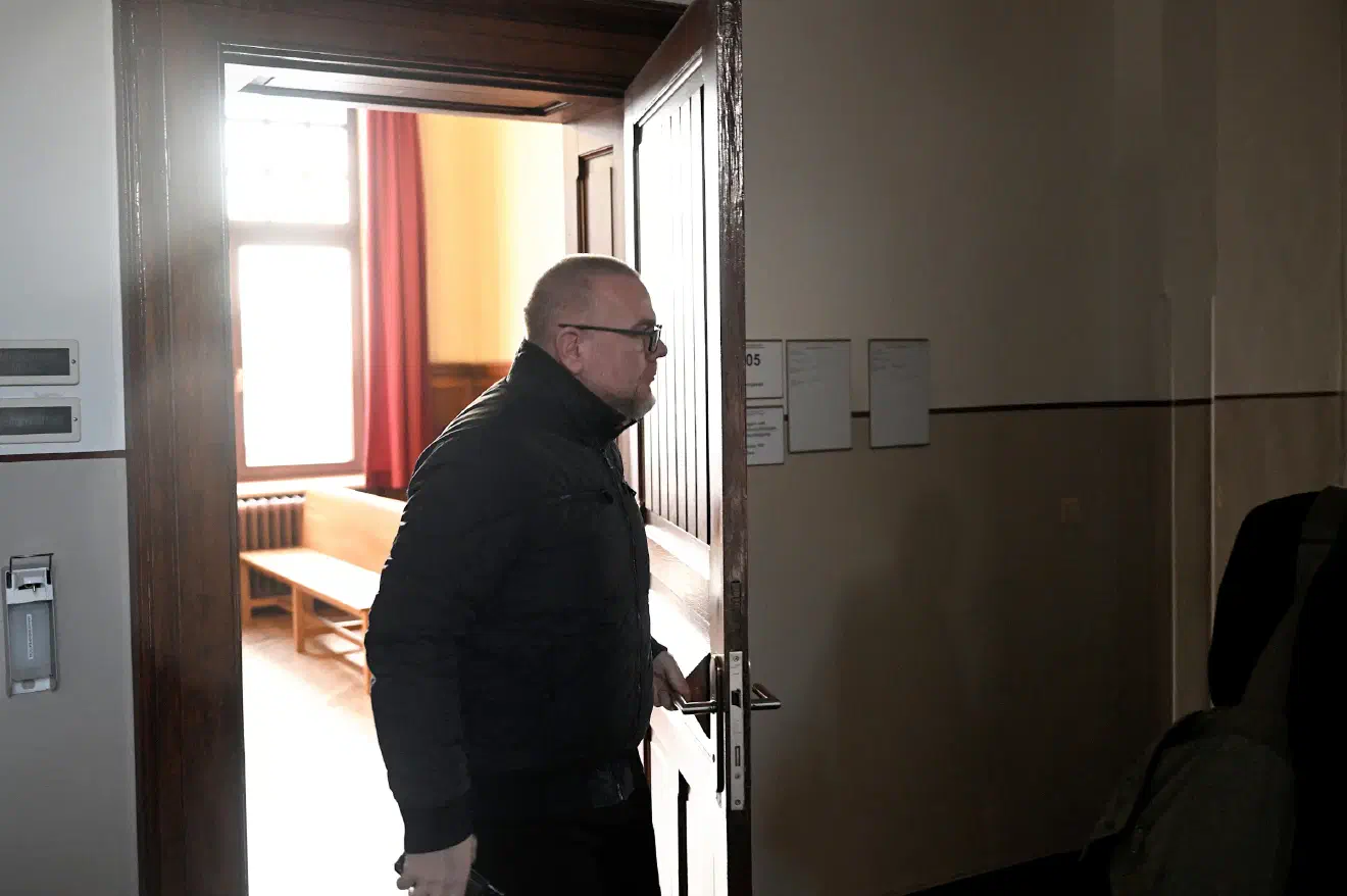 Besonders schmerzhaft dürfte für den Angeklagten aber der dauerhafte Einzug der beschlagnahmten Tonträger, einer Festplatte sowie eines Bekleidungsstücks mit der Aufschrift "HS Nation Firm" (versehen mit einem SS-Totenkopf) gewesen sein. Angesichts der Verstrickung von Dirk Kliewe-Kregelin in die "Hammerskin Nation" dürfte ihm zumindest die Möglichkeit offenstehen, schnell Ersatz dafür zu finden.