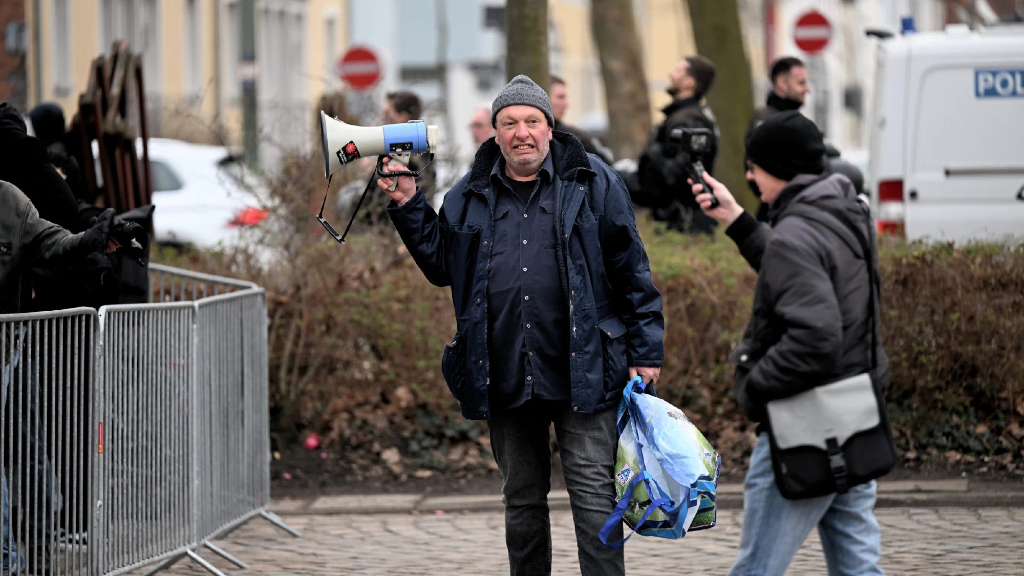 Schlag ins Wasser: AfD-Bremen bricht Demonstration vorzeitig ab