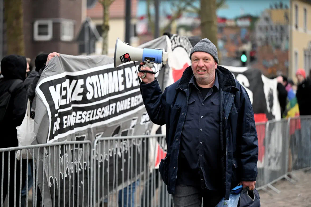 Der Reichsbürger Jan S. (Bild) aus Bremen bedrängte bereits kurz nach seiner Ankunft, Gegendemonstrat*innen mit einer Megaphon-Sirene.