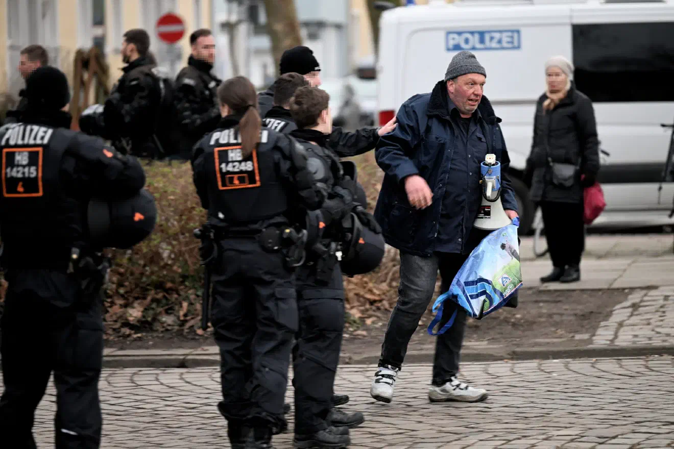 Einsatzkräfte der Polizei, welche mit umfangreichen Kräften vor Ort war, unterband das Vorgehen des stadtbekannten Reichsbürgers relativ schnell. Dieser zog sich unter lautstarkem Protest zurück.