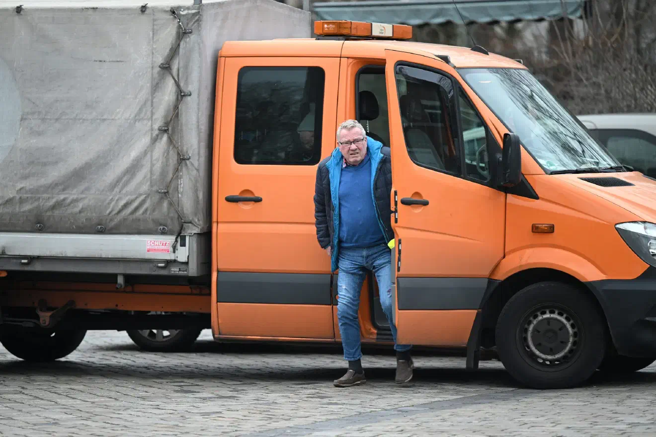 Wie bereits in den Vorwochen gehörte auch Hans Wegener von der AfD-Bremen zu den Teilnehmenden. Dieser gehörte dem AfD-Schiedsgericht im Bundesland an. Der Landesvorstand entzog dem Schiedsgericht vor einigen Monaten jedoch das Vertrauen und wählte es kurzerhand ab. Die bisherigen Vertreter, Harald Rühl, Uwe Felgenträger und Hans Wegener weigerten sich jedoch ihre Abwahl zu akzeptieren. Der Parteitag, auf dem die Entscheidung fiel wird von Teilen der AfD-Bremen als nicht rechtmäßig betrachtet.