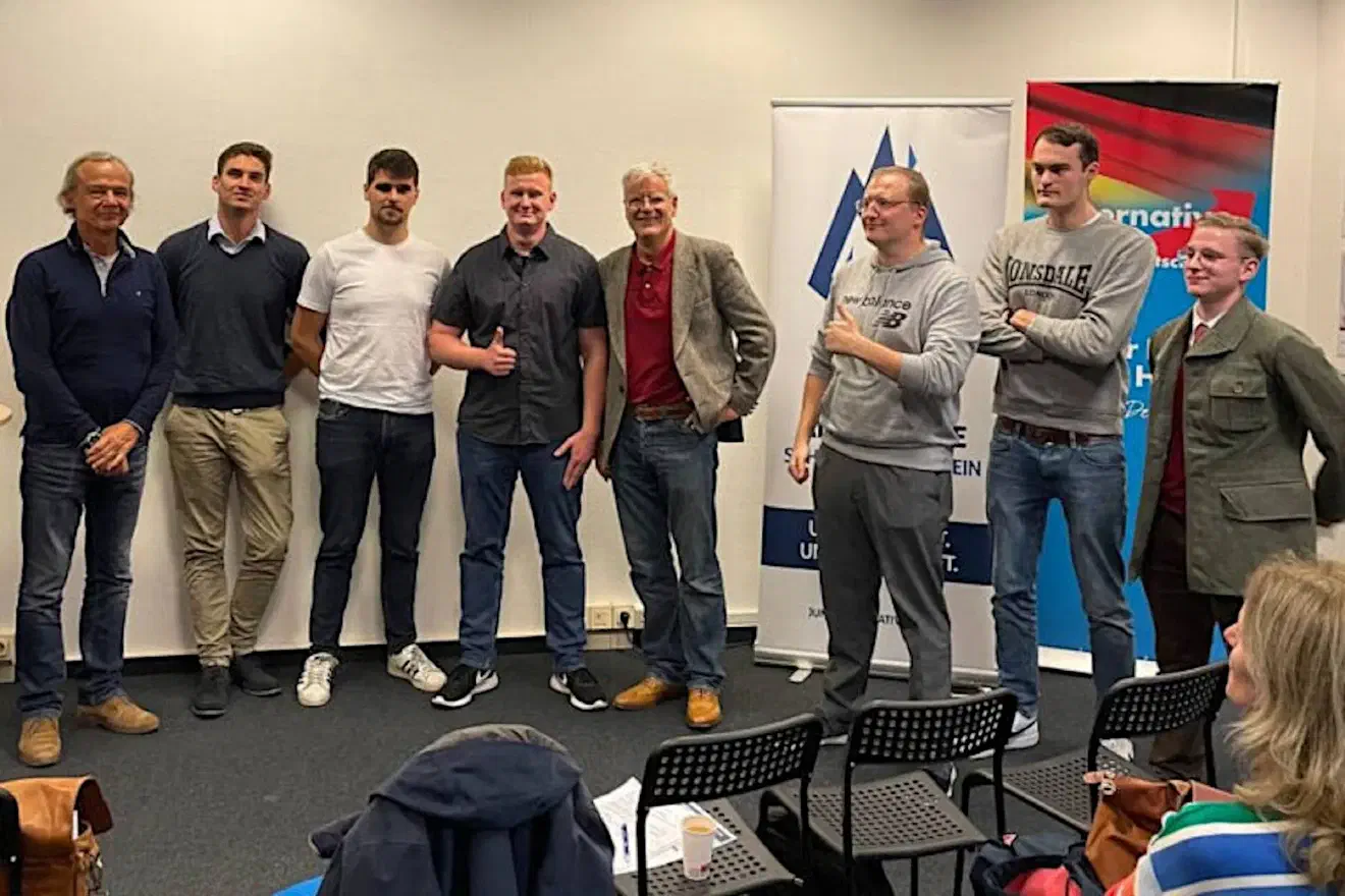 Der JN-Aktivist tritt auch gleichzeitig als Mitglied der AfD-Jugendorganisation "Junge Alternative" (JA) in Schleswig-Holstein in Erscheinung. Zuletzt vertrat er die JA als Deligierter auf dem JA-Bundeskongress 2022 in Apolda.