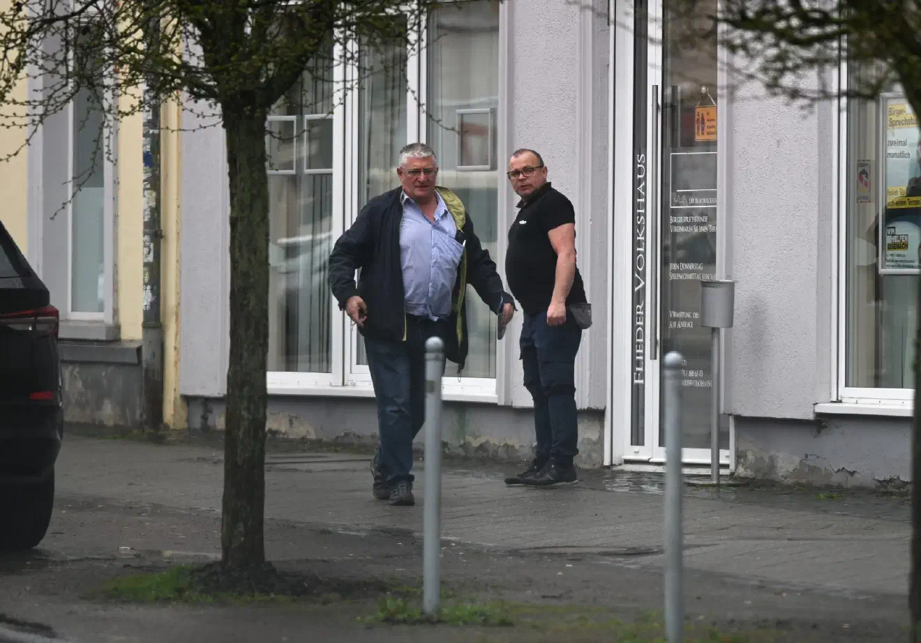 Ebenfalls vor Ort war Patrick Wischke (rechts). Der derzeitige NPD-Bundesorganisationsleiter war selbst früher JN-Mitglied und verantwortet heute die Räumlichkeiten des "Flieder Volkshauses" in Eisenach.