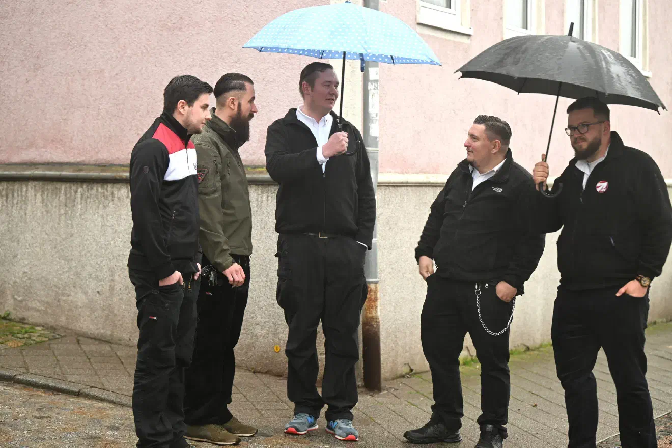 Die selbstgestellte Aufgabe war es, zu verhindern, dass eine bestimmte Gruppe anreisender Veranstaltungsteilnehmer dokumentiert werden kann.