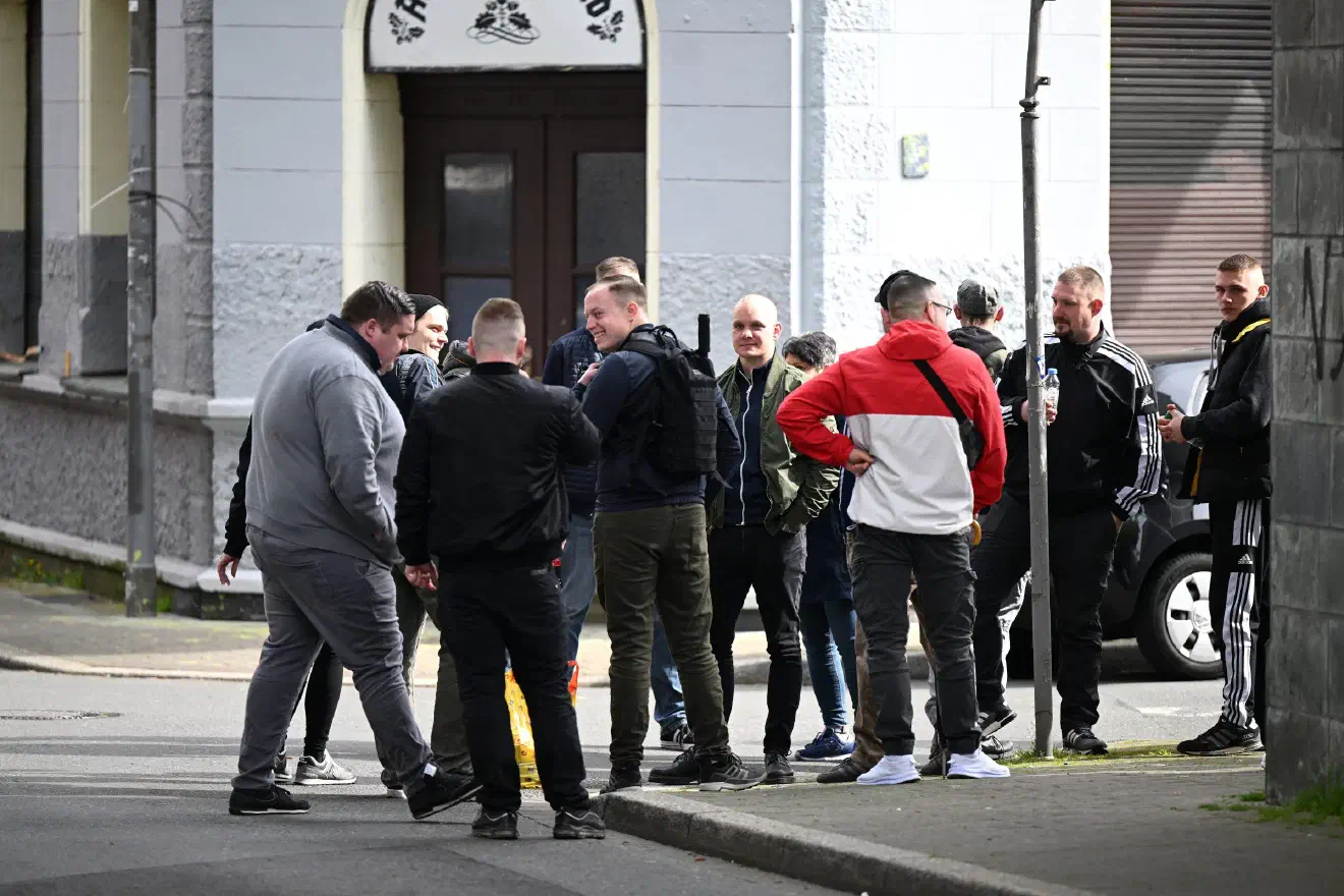 Gegen 10 Uhr versammelten sich zu diesem Zweck die ersten Teilnehmenden an der Straßenecke Thusneldastraße / Emscherstraße in Dortmund Dorstfeld. Hier befindet sich einer der zentralen Treffpunkte der regionalen Neonaziszene.
