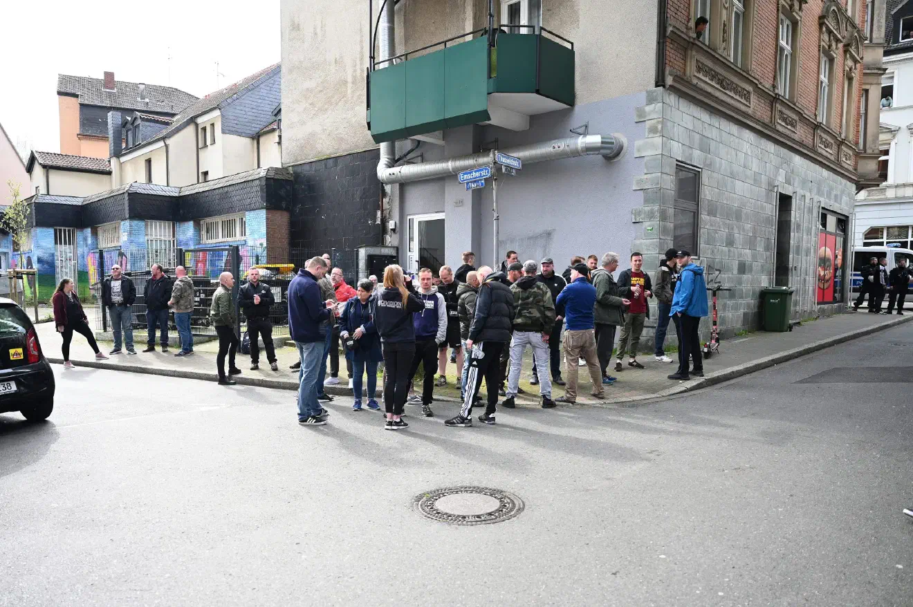 Auch wenn von führenden Neonazis das Konzept von Demonstrationen zunehmend kritischer gesehen wird, entschied sich die lokale Dortmunder Neonaziszene dennoch, eine Veranstaltung zum 1. Mai durchführen. "Manchmal muss halt das eigene Klientel bei Laune gehalten werden" hieß es lapidar am Rand der Veranstaltung.