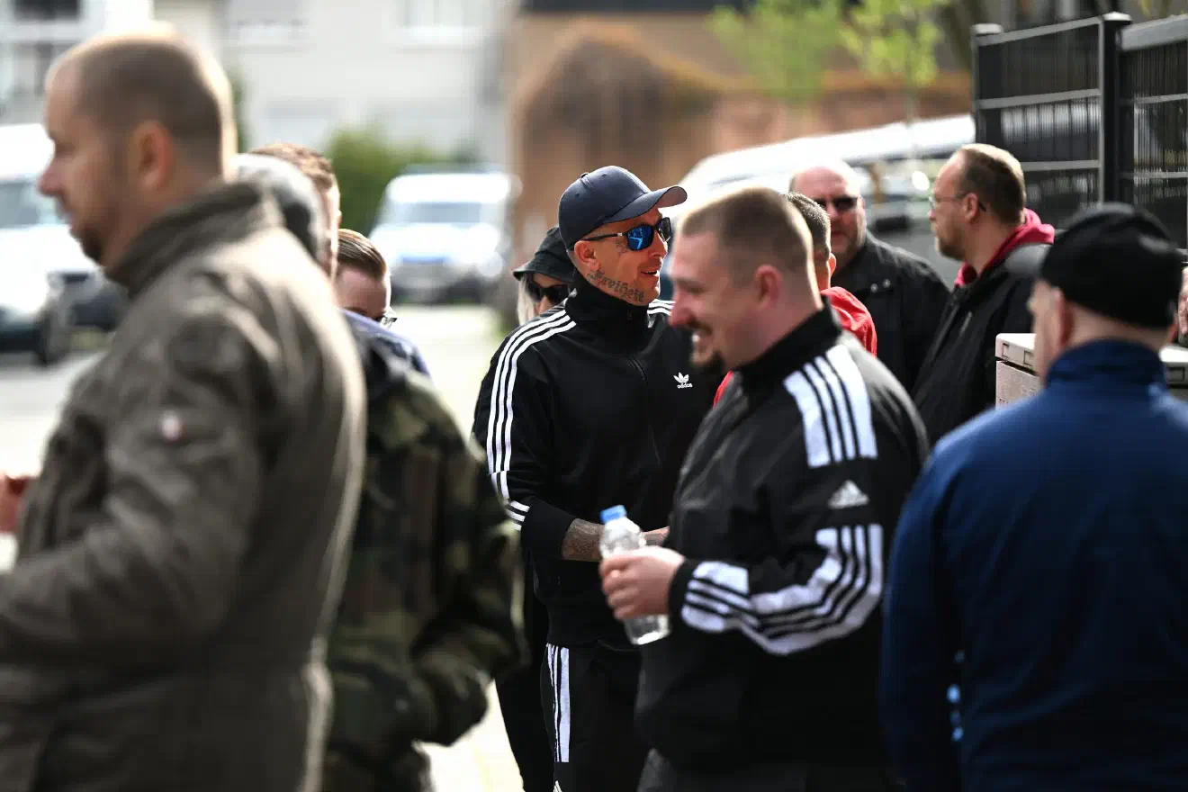 Insgesamt nahmen an den Veranstaltungen rund 90 Personen teil. Nicht alle anwesenden Neonazis beteiligten sich an der Veranstaltung. Einzelne zogen es vor, sich dem angekündigten Veranstaltungsmarathon zu entziehen. Andere, wie der lokale NPD-Parteifunktionär Alexander Deptolla, reisten lieber auf eine Werbeveranstaltung der Neonazipartei III. Weg im sächsischen Plauen - um dort unter anderen T-Shirts zu verkaufen.