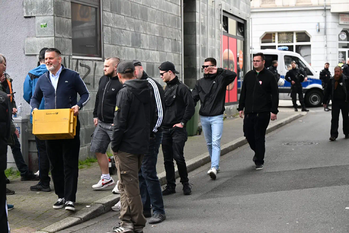 Neben Claus Cremer war mit Thorsten Heise (links im Bild) noch ein weiteres NPD-Bundesvorstandsmitglied in Dortmund zugegen. Heise arbeitet innerhalb der NPD derzeit vor allem daran, die Umbennenung der Partei in "Die Heimat" voranzutreiben. Davon erhofft sich die NPD die Erreichung neuer Zielgruppen. Während die Umbenennung während des letzten NPD-Bundesparteitags im hessischen Altenstadt an der erforderlichen zwei Drittel Mehrheit der Deligierten scheiterte, soll im Juni diesen Jahres beim kommenden NPD-Bundesparteitag ein neuer Versuch gestartet werden. Der Übertritt der Dortmunder Neonazis zur NPD steht ebenfalls in diesem Zusammenhang.