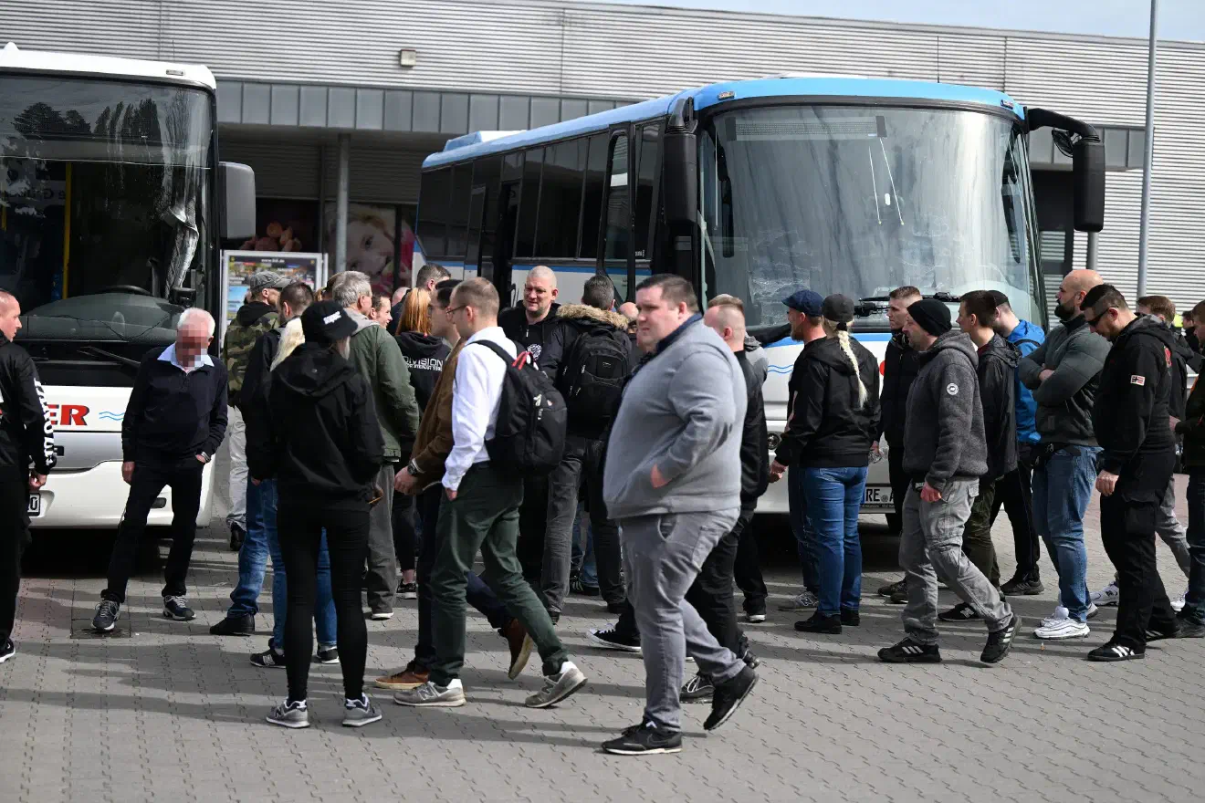 Bevor die Neonazis die Busse besteigen konnten, forderten die Busfahrer die ausgemachte Bezahlung. Man einigte sich schließlich darauf, dass Gald im Inneren der Fahrzeuge einzusammeln. Wie die Busfahrer im Nachhinein mitteilten, belief sich der Ticketpreis auf etwa zehn Euro pro Person.