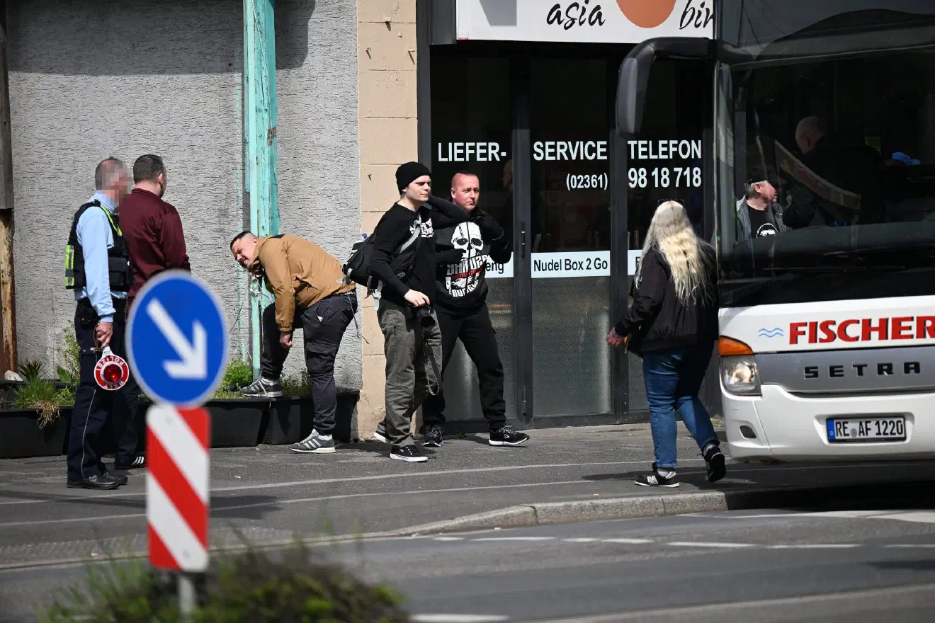 Die erste Zwischenstation des Tages bildete Recklinghausen. Ungestört verlief sie jedoch nicht. Wie auch später in Lünen und in Dortmund wurden die Neonazis von mitunter lautem Gegenprotest empfangen.