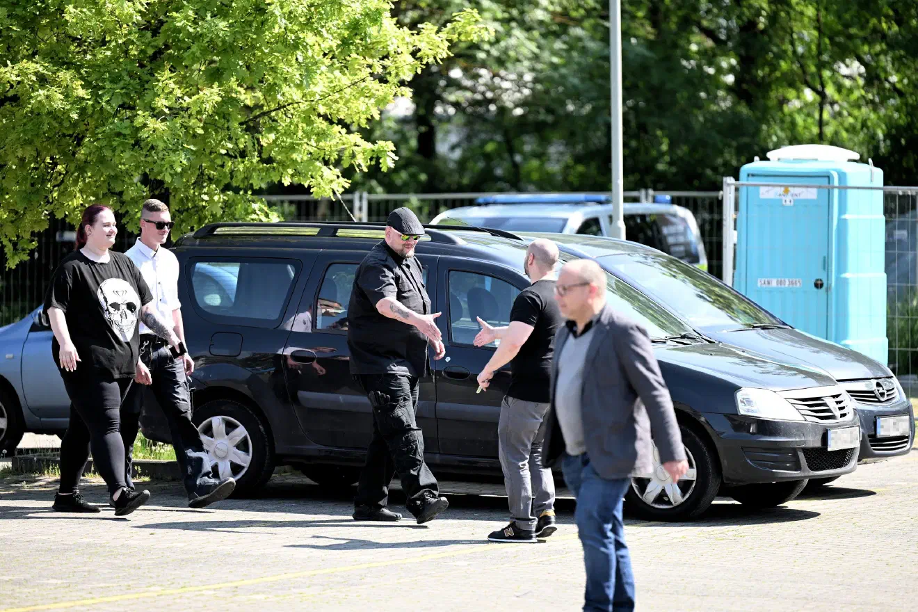 Bewacht wurde die Veranstaltung von einem eigenen Sicherheitsdienst - dessen Mitglieder sich aus den Strukturen der NPD Brandenburg und der NPD-Jugendorganisation "Junge Nationalisten" (JN) und deren regionalem Ableger, dem "JN-Stützpunkt Südbrandenburg" rekrutierten.