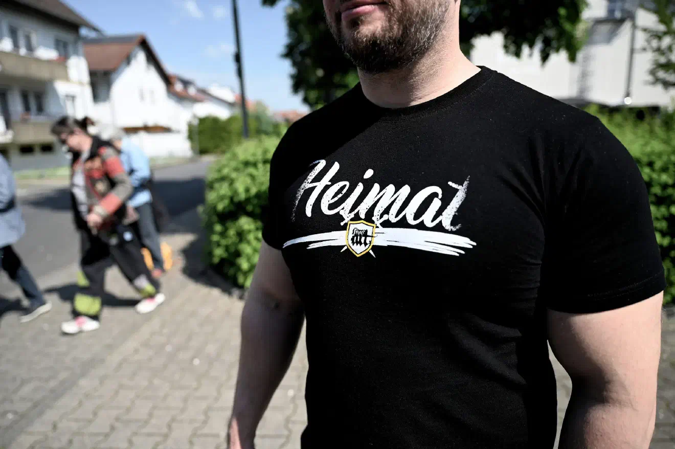 In seinem kommerziell ausgerichteten Versandhandel sind bereits jetzt Kleidungsstücke mit dem Verweis auf die neue Namensgebung der neonazistsichen Partei zu finden. 