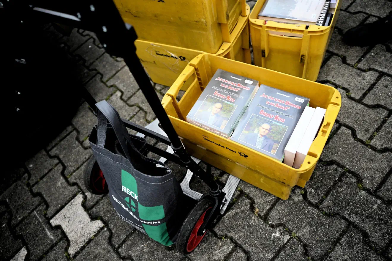 Krolzig war in Altenstadt vor allem als fliegender Händler unterwegs. Der Betreiber des neonazistischen "Sturmzeichen-Verlag & Versandhandels" ist darüber hinaus Herausgeber der neonazistischen Publikation "NS-Heute".