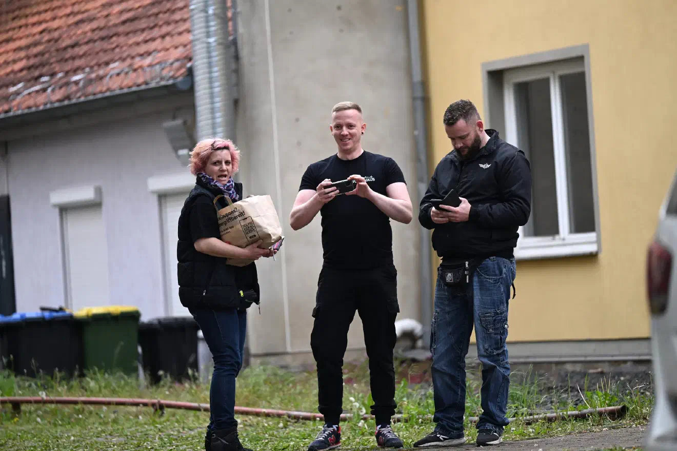 Im Vorfeld war der Auftritt mehrerer neonazistischer Musikprojekte angekündigt worden. Dabei handelte es sich um "Sturmrebellen" sowie "Heureka" um den Liedermacher "Wiesel", hier rechts im Bild.