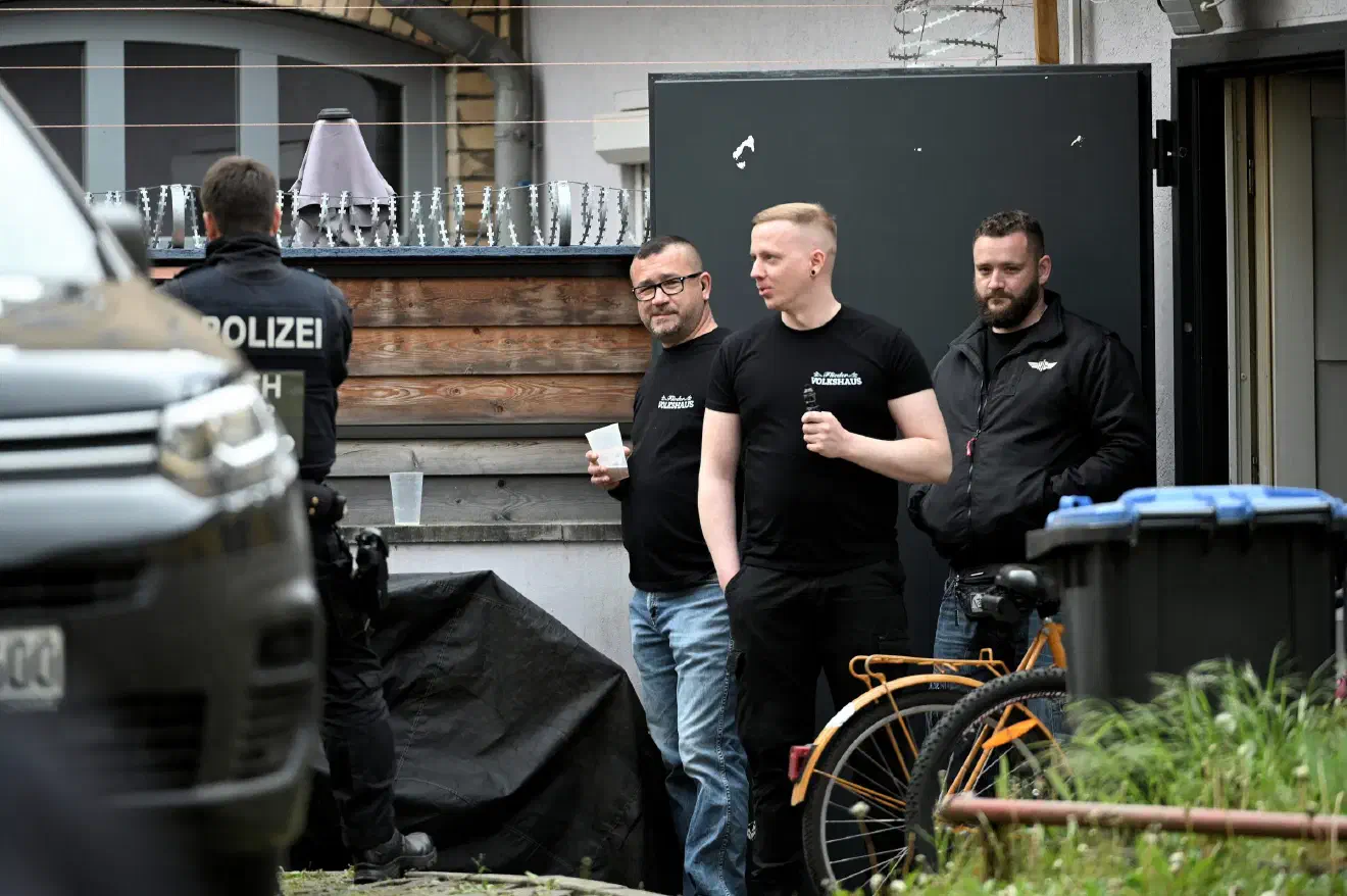 Begleitet wurde die Veranstaltung von einem größeren Polizeiaufgebot. Anreisende Teilnehmende wurden kontrolliert und zum Teil durchsucht. Die Durchführung des Rechtsrockkonzertes wurde dadurch jedoch nicht wesentlich beeinträchtigt.