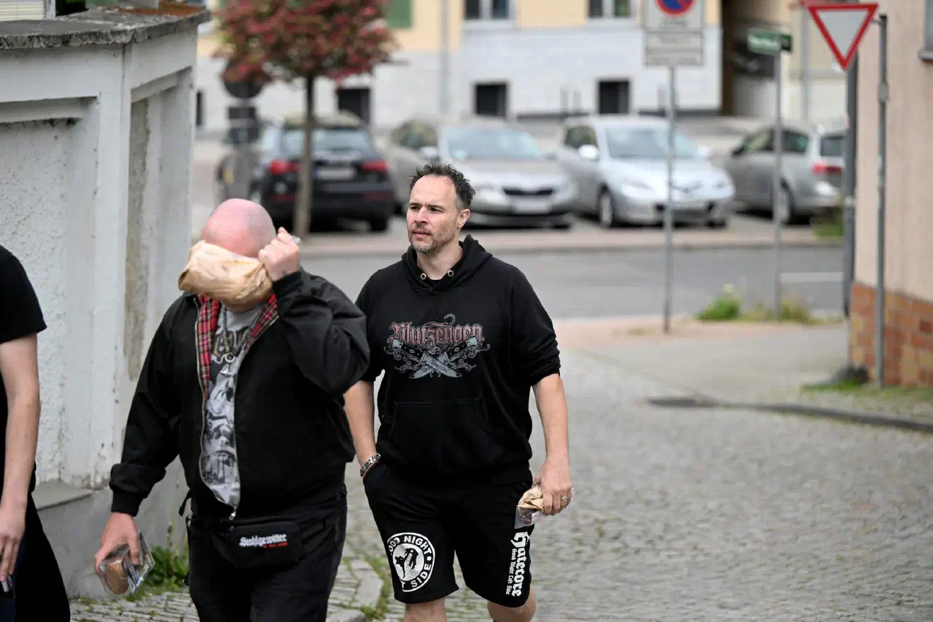 Im Verlauf des Abends wurden mehrere Verstöße gegen §86a, das Verwenden von Zeichen verbotener Organisationen, gefertigt.