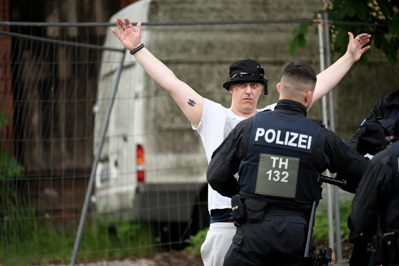Ein anreisender Teilnehmer mit tätowierten SS-Runen unter dem Arm.