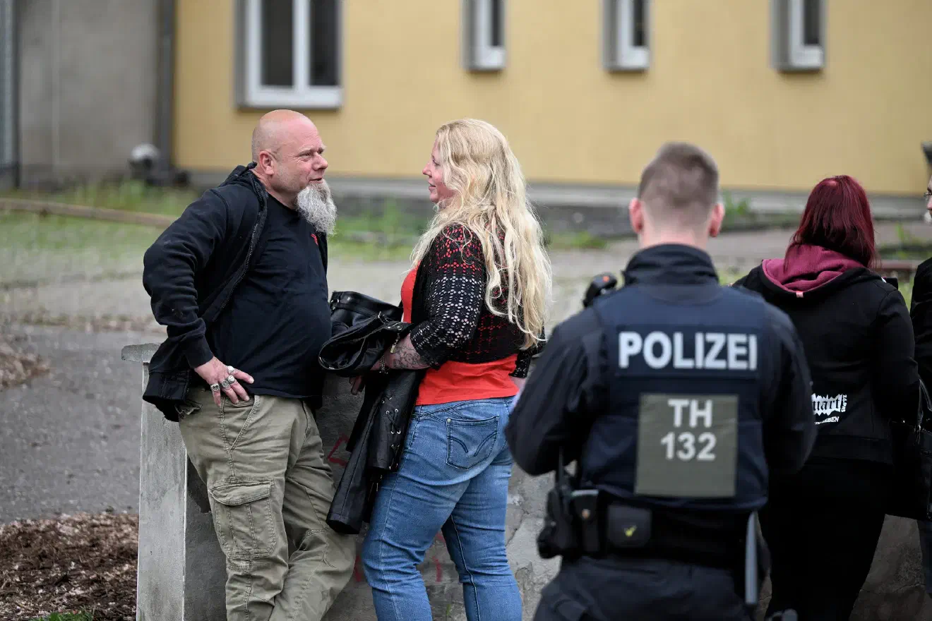 Einzelne Neonazis entgingen jedoch möglichen Ermittlungsverfahren bzgl. des Verwendens von Zeichen verbotener Organisationen.  