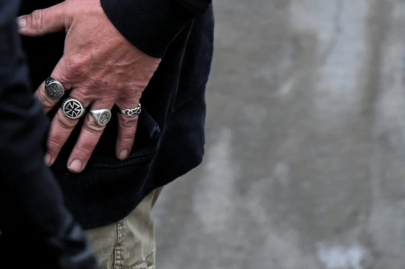 Bei dem abgebildeten Schlüssel handelt es sich ebenfalls um ein verbotenes Symbol: das Abzeichen der "Leibstandarte SS Adolf Hitler". Die dargebotenen Symbole entgingen der Polizei jedoch - welche ansonsten recht rigoros Symbole beanstandete und entsprechende Ermittlungsverfahren einleitete.